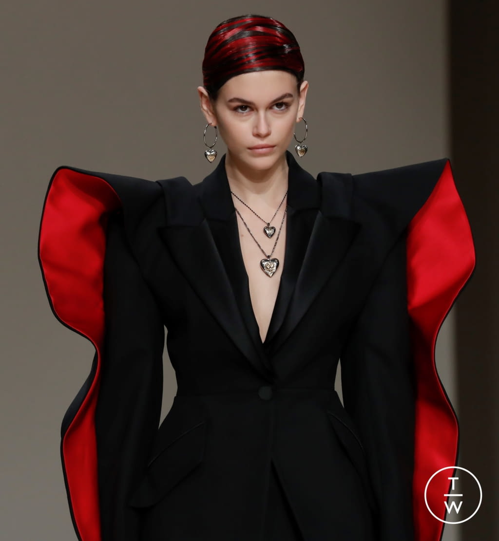 Fashion Week Paris Fall/Winter 2020 look 42 from the Alexander McQueen collection 女装配饰
