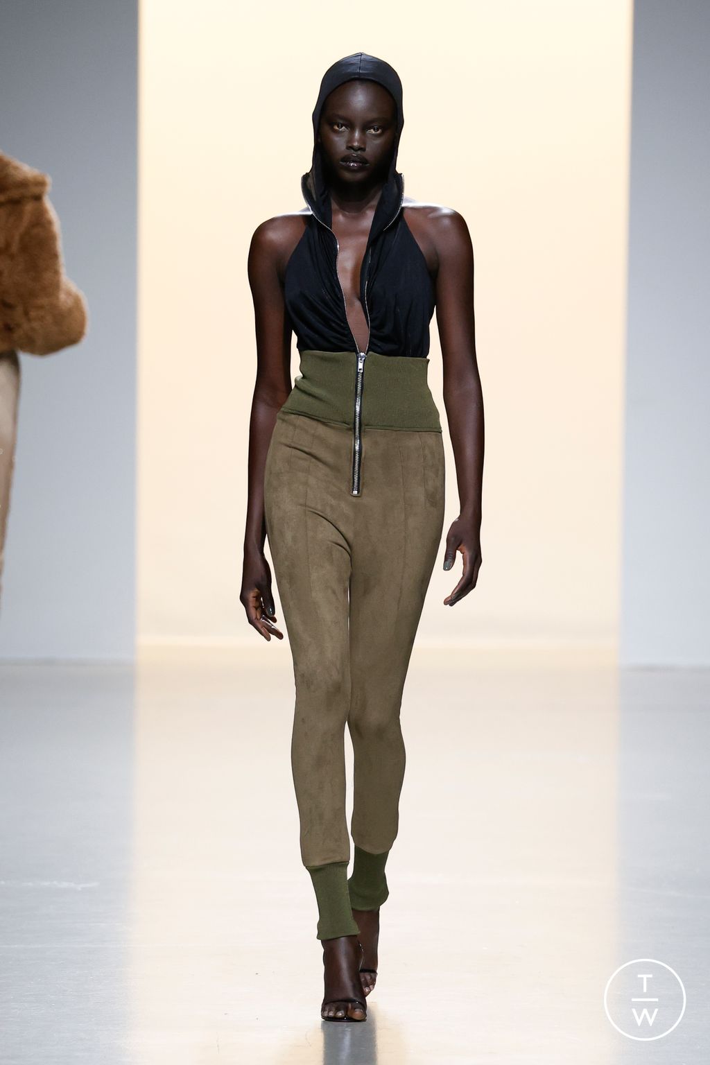 Fashion Week Paris Fall/Winter 2024 look 18 de la collection Atlein womenswear