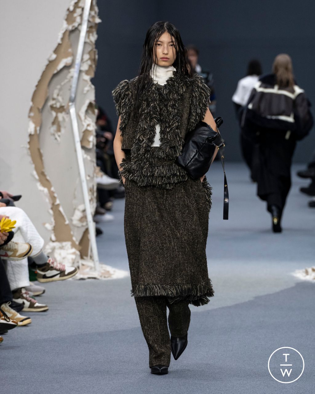 Fashion Week Paris Fall/Winter 2026 look 18 from the Sacai collection menswear