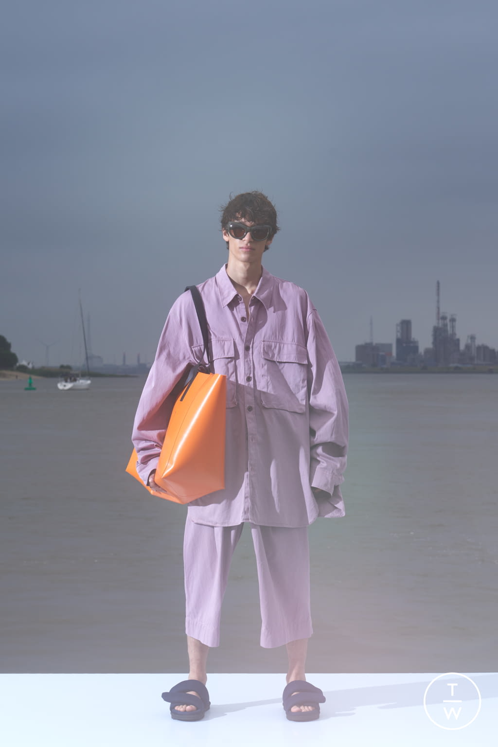 Fashion Week Paris Spring/Summer 2022 look 18 from the Dries Van Noten collection 男装
