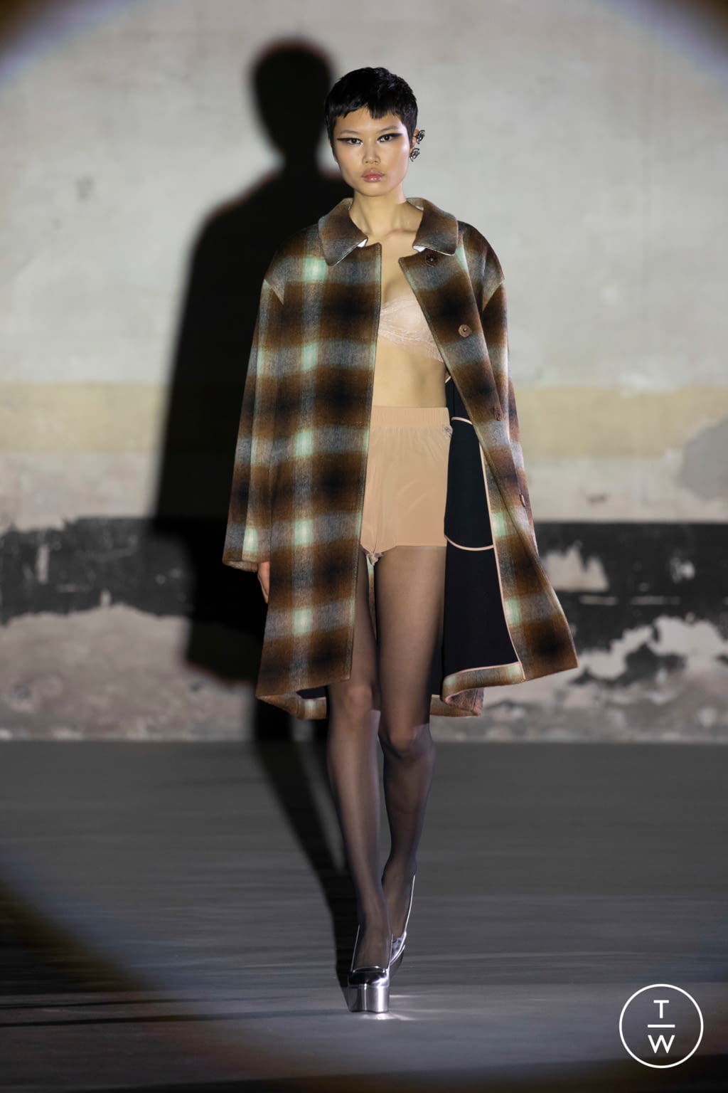 Fashion Week Milan Fall/Winter 2021 look 18 from the N°21 collection 女装