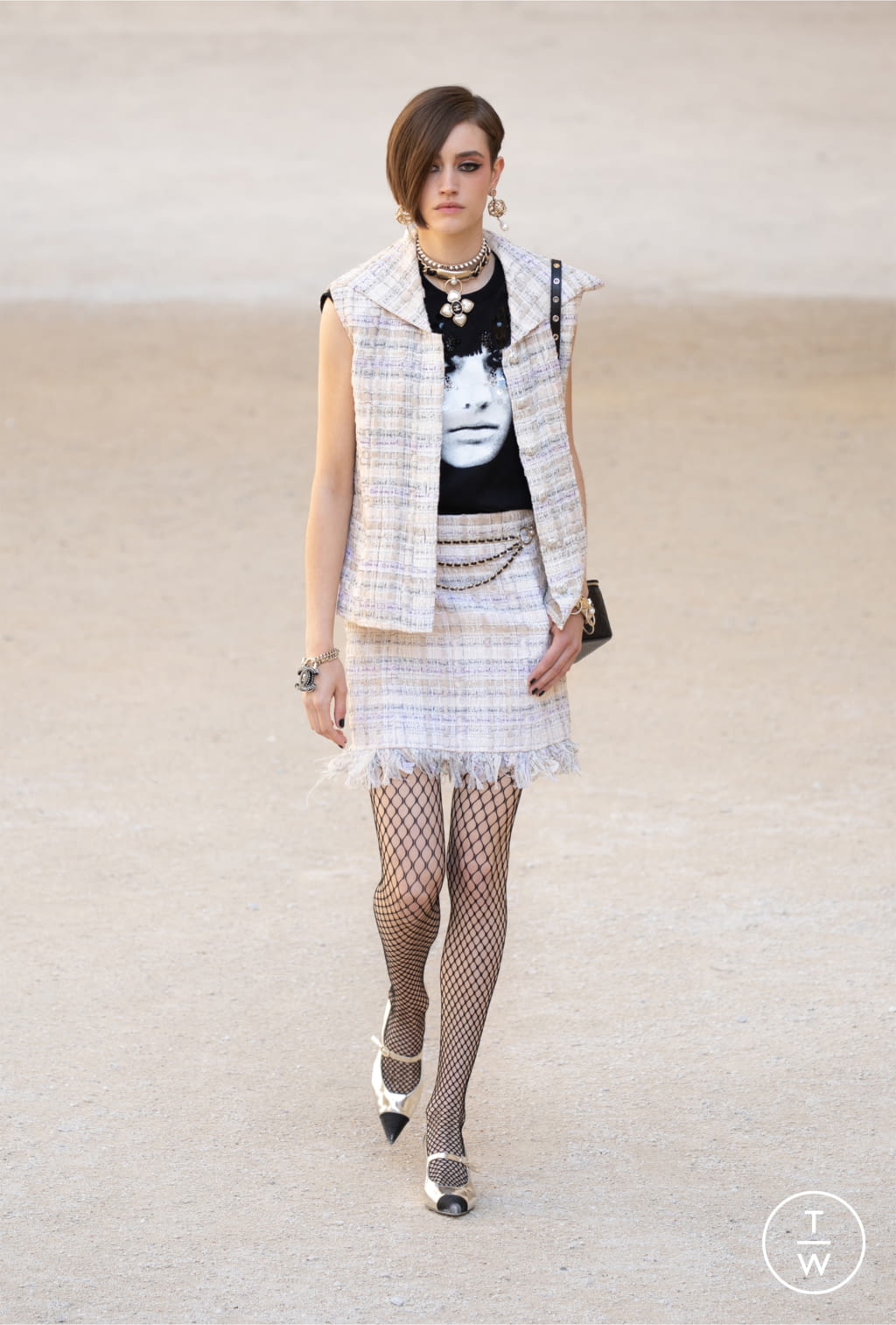 Fashion Week Paris Resort 2022 look 18 from the Chanel collection 女装