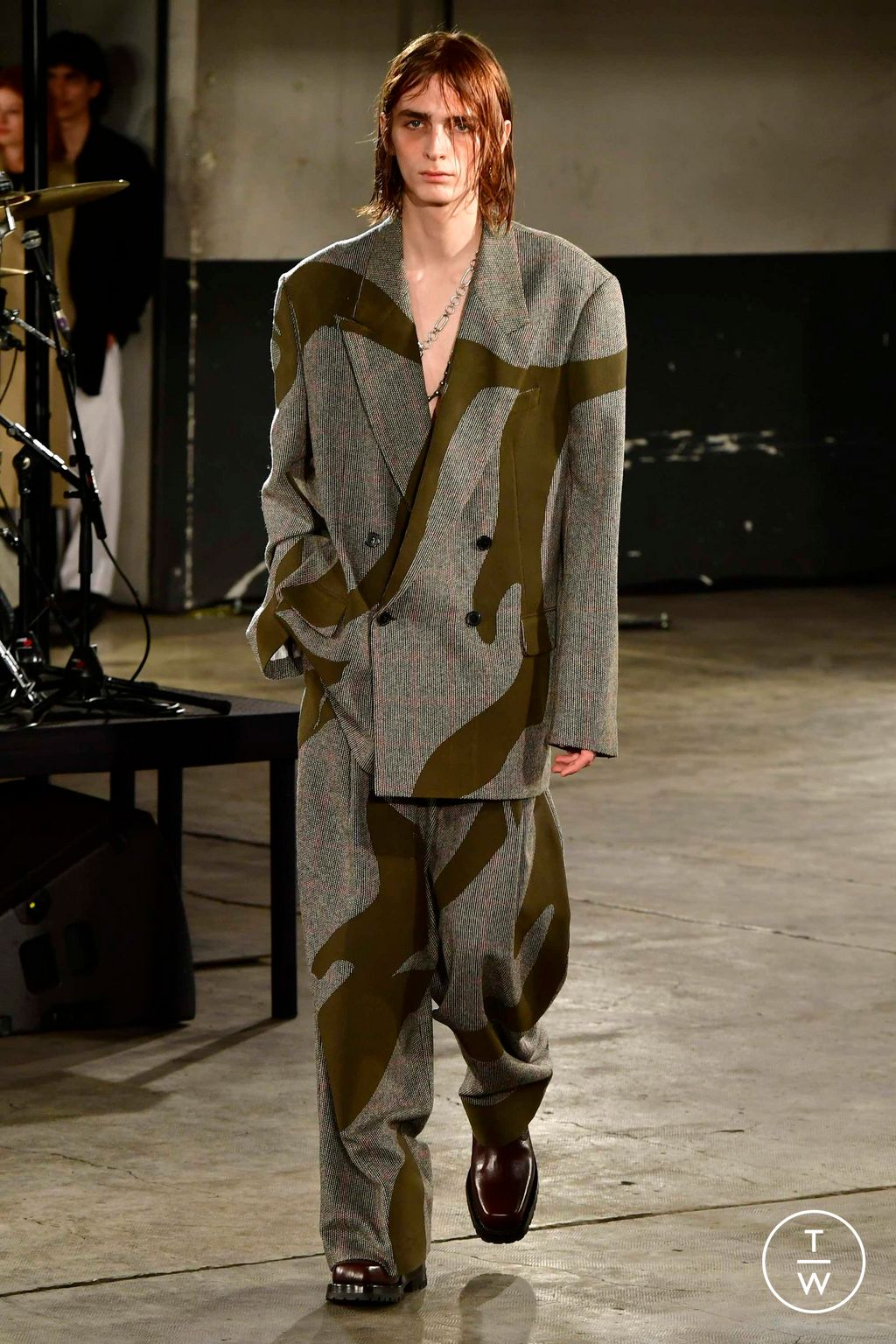 Fashion Week Paris Fall/Winter 2023 look 18 from the Dries Van Noten collection 男装
