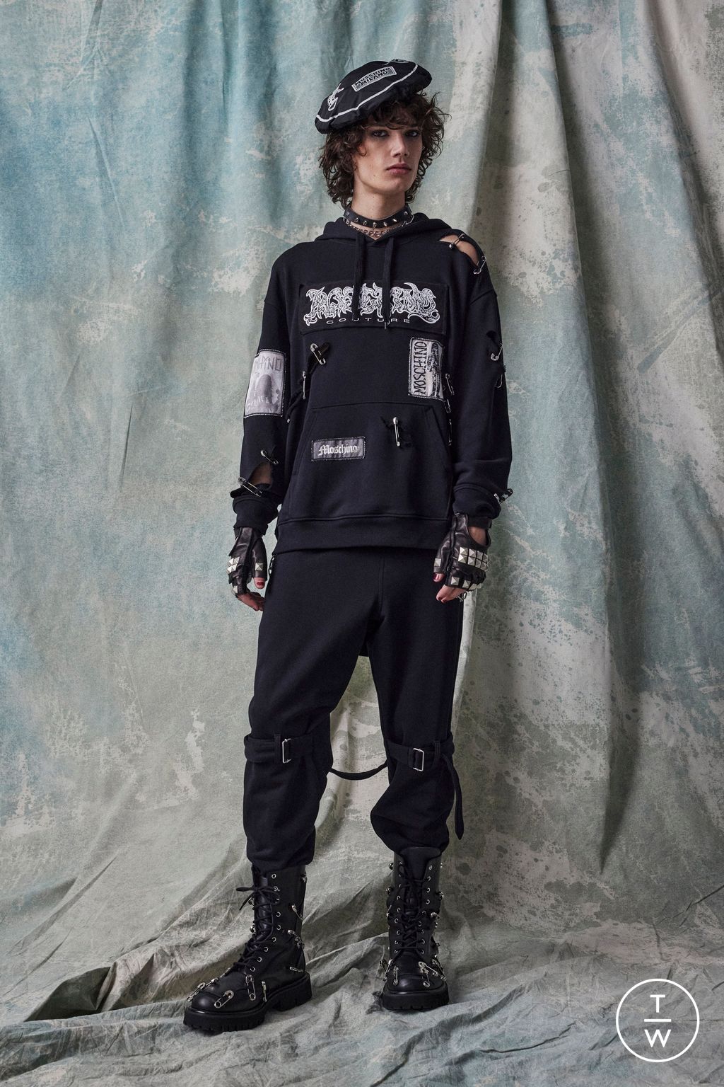 Fashion Week Milan Pre-Fall 2023 look 18 from the Moschino collection menswear