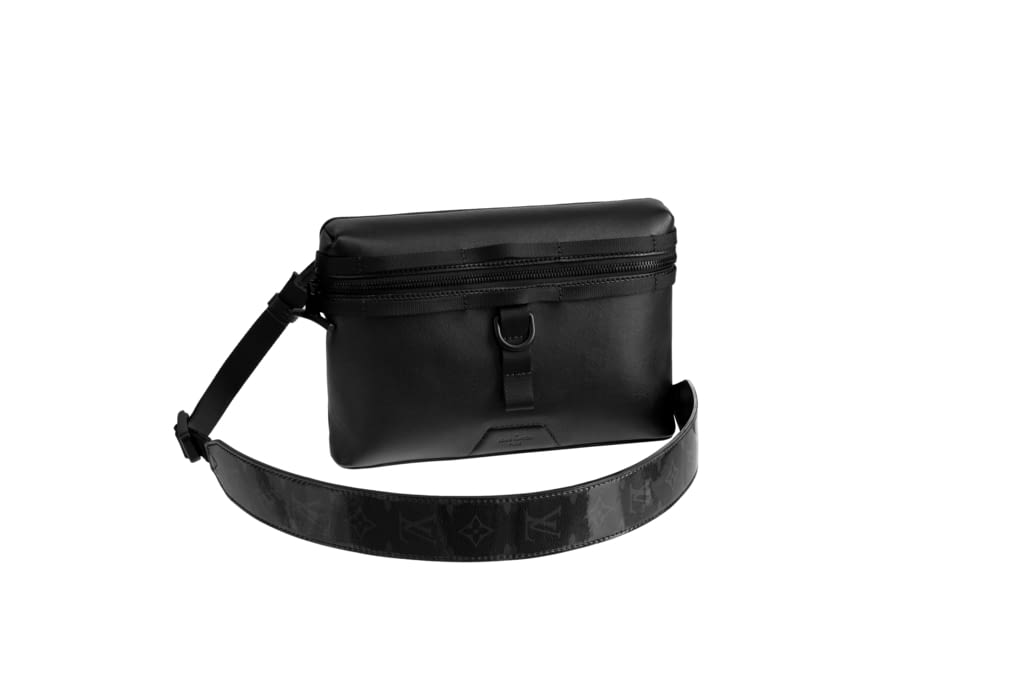 Fashion Week Paris Fall/Winter 2018 look 16 from the Louis Vuitton collection 男装配饰