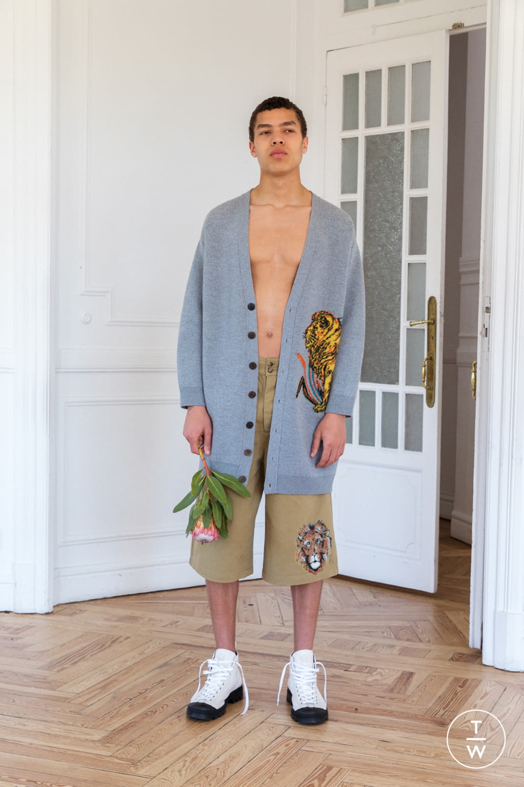 Fashion Week Paris Spring/Summer 2019 look 19 from the Loewe collection menswear