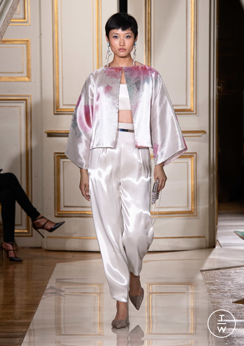 Fashion Week Paris Fall/Winter 2021 look 19 from the Giorgio Armani Privé collection couture