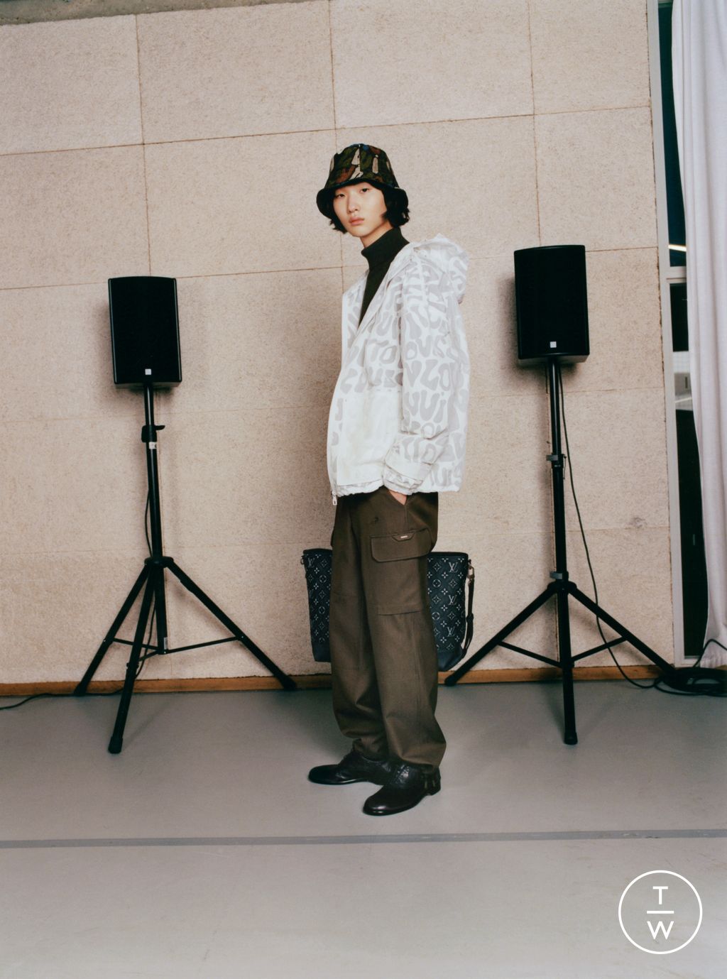 Fashion Week Paris Resort 2023 look 19 from the Louis Vuitton collection menswear