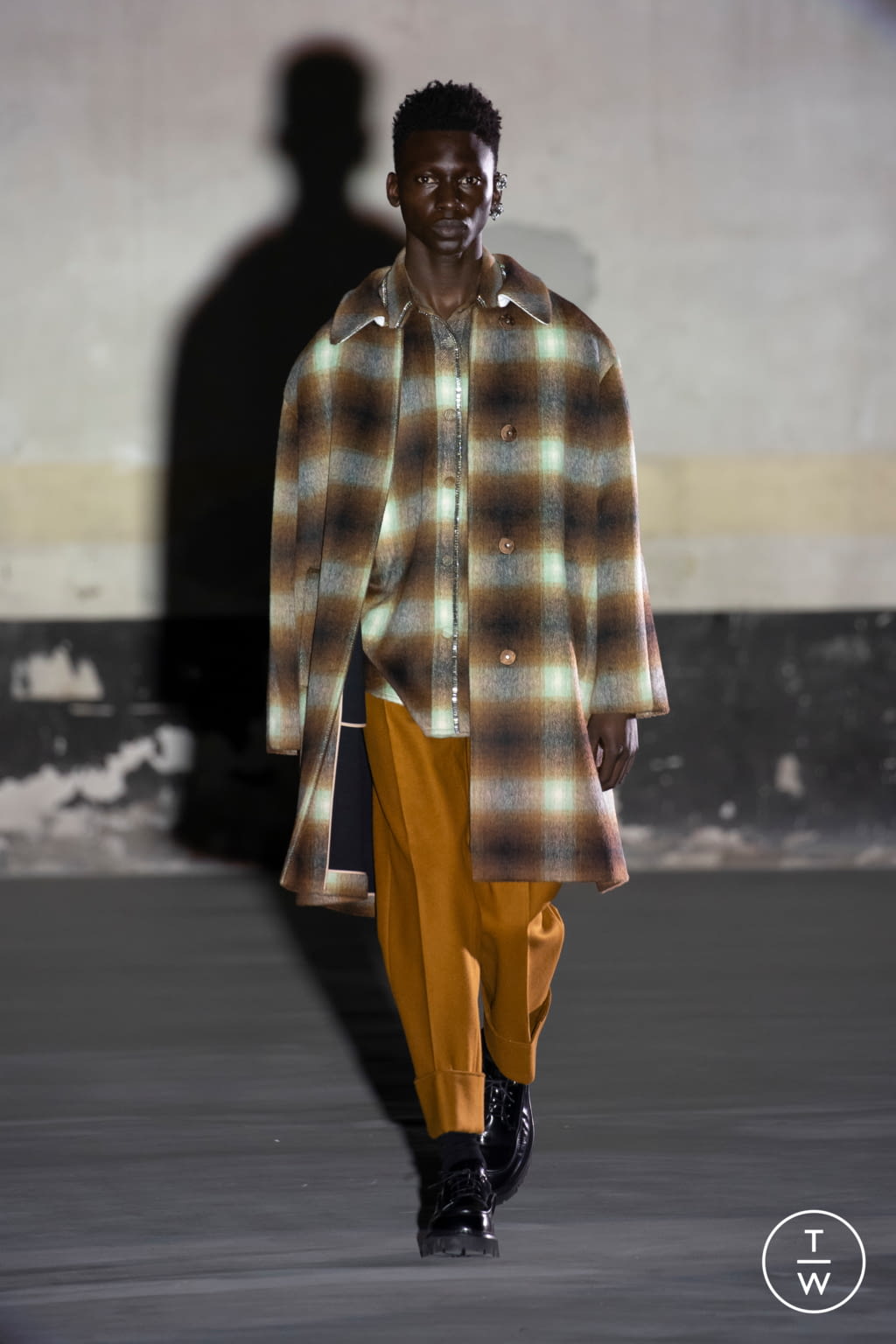 Fashion Week Milan Fall/Winter 2021 look 19 from the N°21 collection 女装