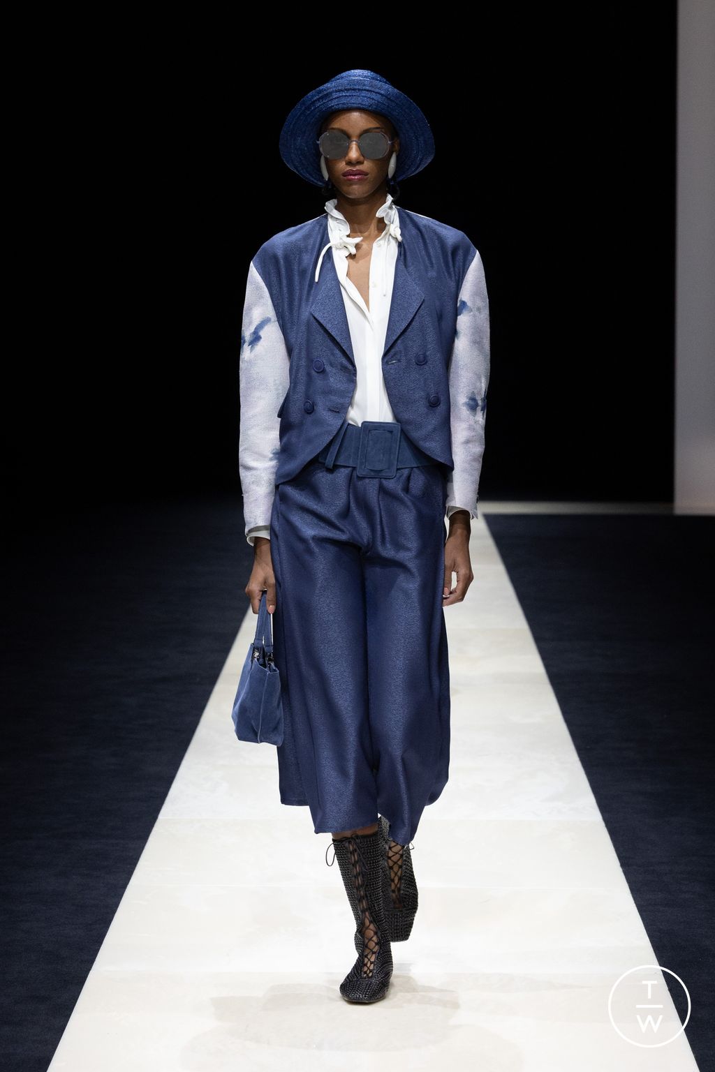 Fashion Week Milan Spring/Summer 2025 look 19 from the Emporio Armani collection womenswear