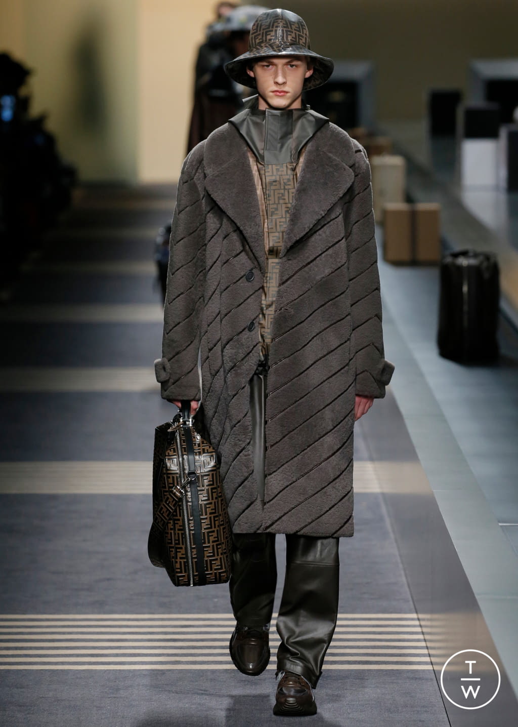Fashion Week Milan Fall/Winter 2018 look 19 de la collection Fendi menswear