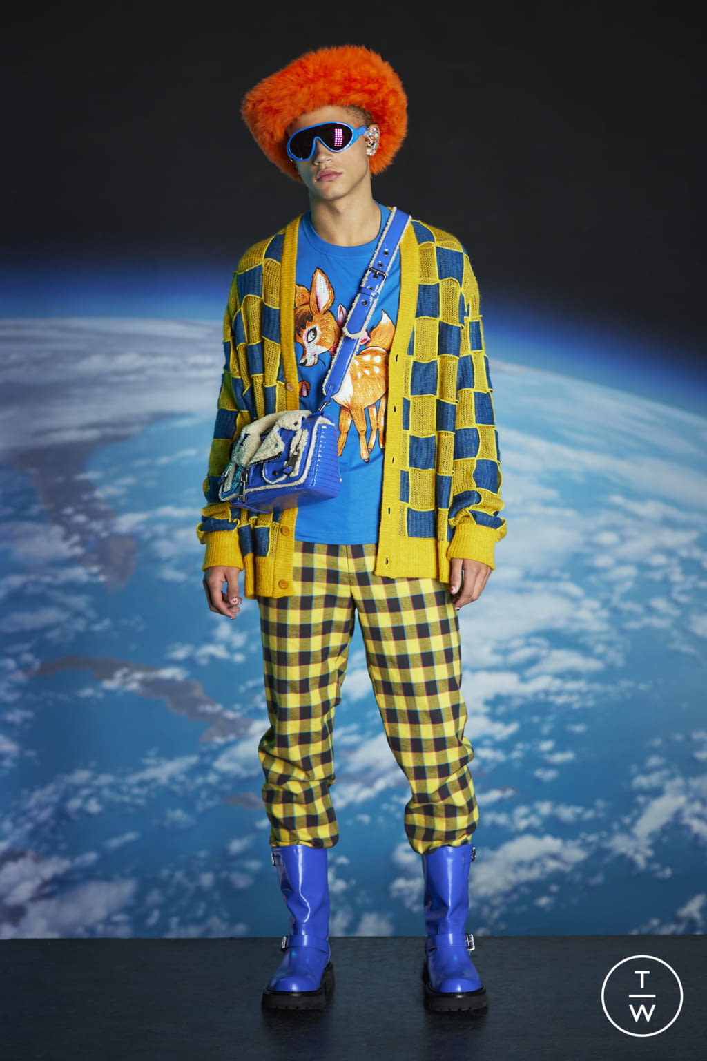 Fashion Week New York Pre-Fall 2022 look 19 from the Moschino collection menswear