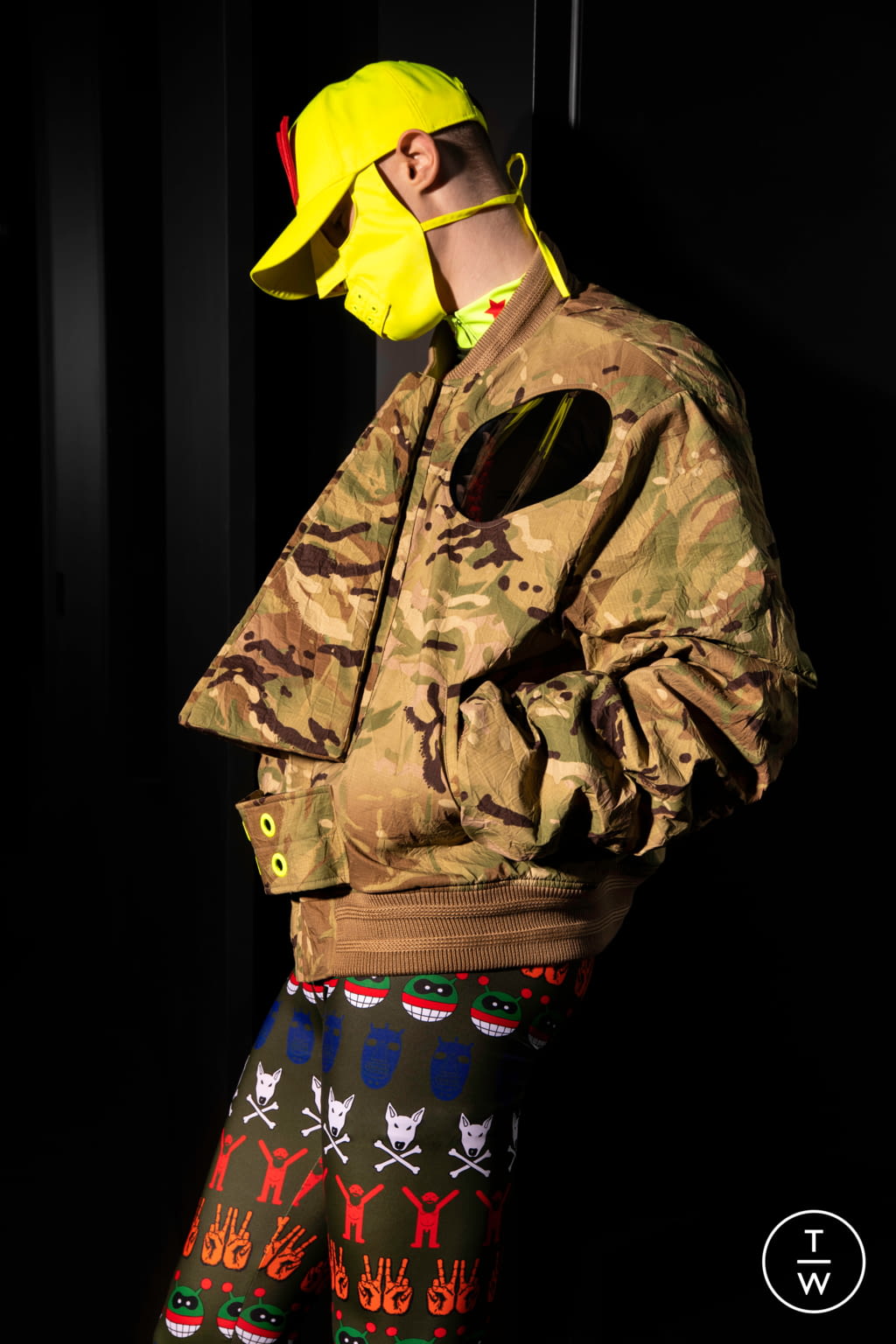 Fashion Week Paris Fall/Winter 2021 look 19 from the Walter Van Beirendonck collection menswear