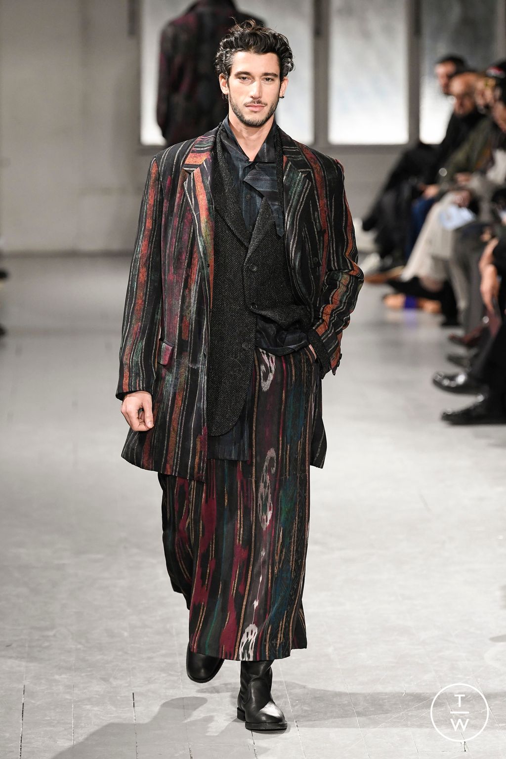 Fashion Week Paris Fall/Winter 2023 look 3 de la collection Yohji Yamamoto menswear