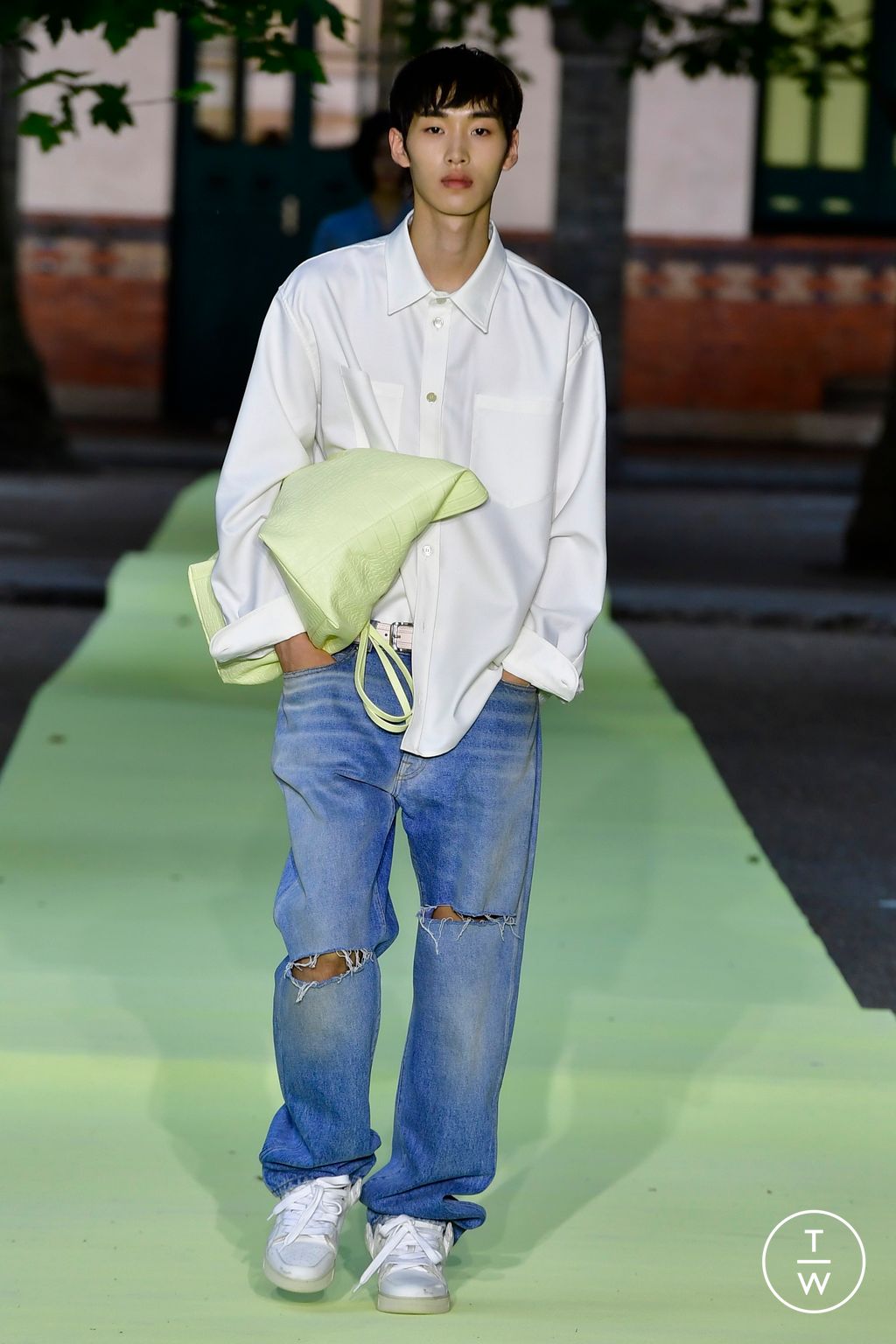 Fashion Week Paris Spring/Summer 2024 look 2 from the 1989 Studio collection menswear