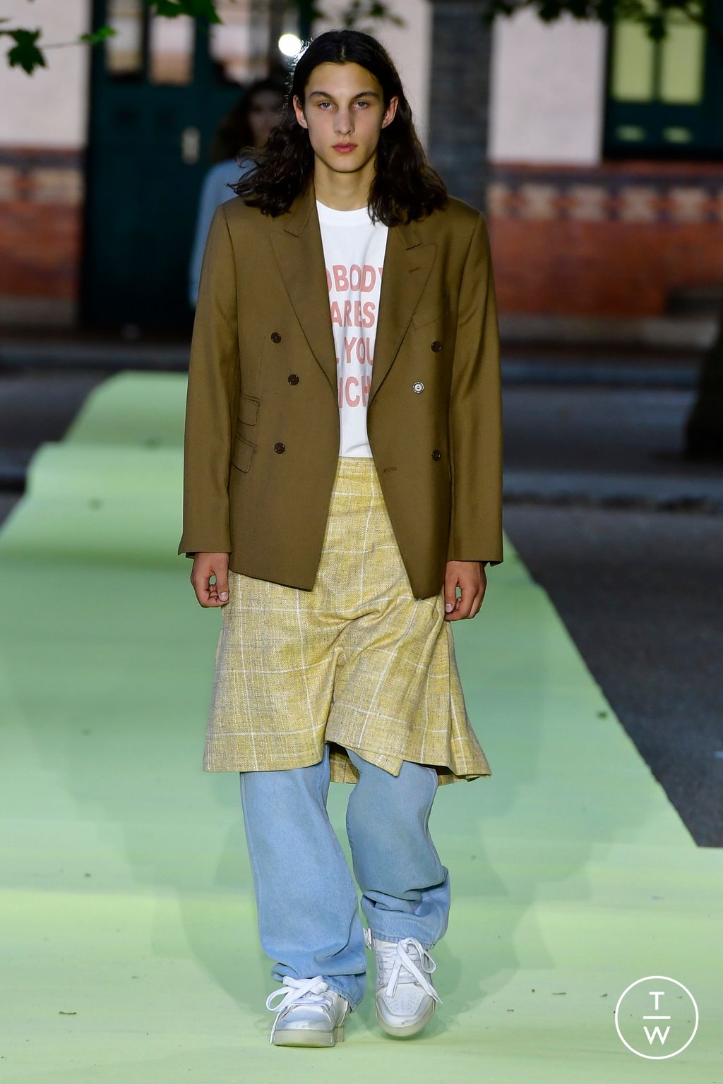 Fashion Week Paris Spring/Summer 2024 look 22 from the 1989 Studio collection 男装