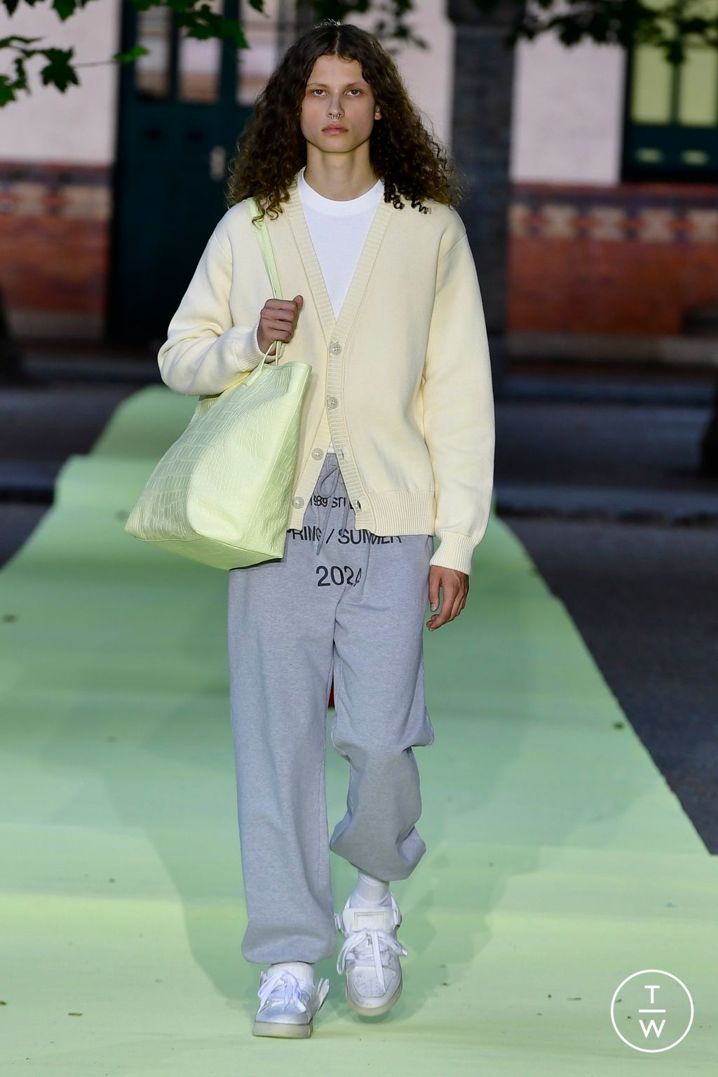 Fashion Week Paris Spring/Summer 2024 look 42 from the 1989 Studio collection 男装