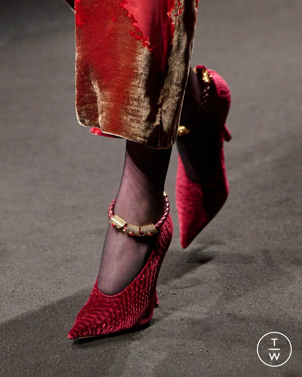 Fashion Week Milan Fall/Winter 2025 look 100 from the Roberto Cavalli collection womenswear accessories