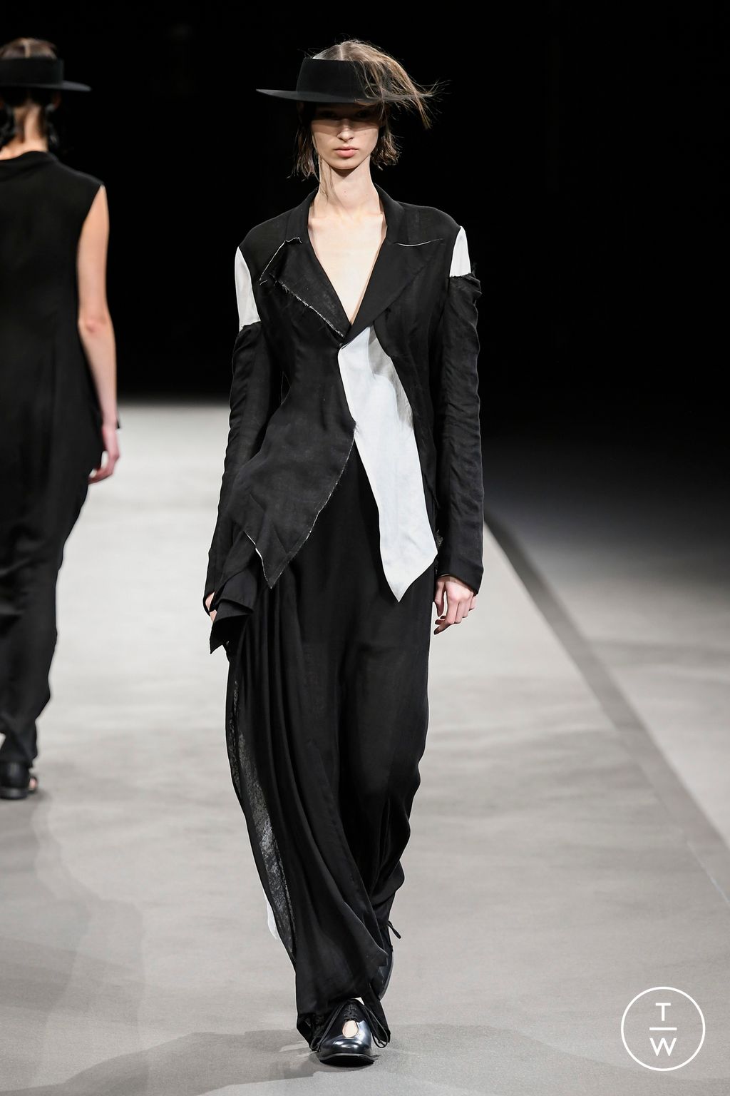 Fashion Week Paris Spring/Summer 2023 look 11 from the Yohji Yamamoto collection womenswear