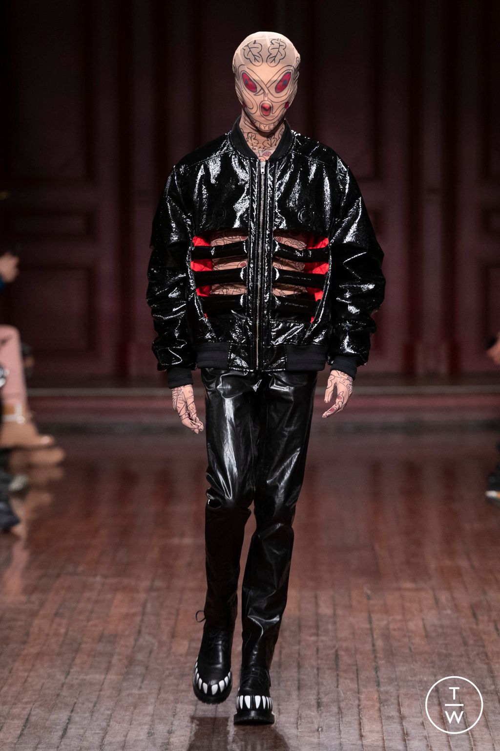 Fashion Week Paris Fall/Winter 2023 look 34 from the Walter Van Beirendonck collection menswear