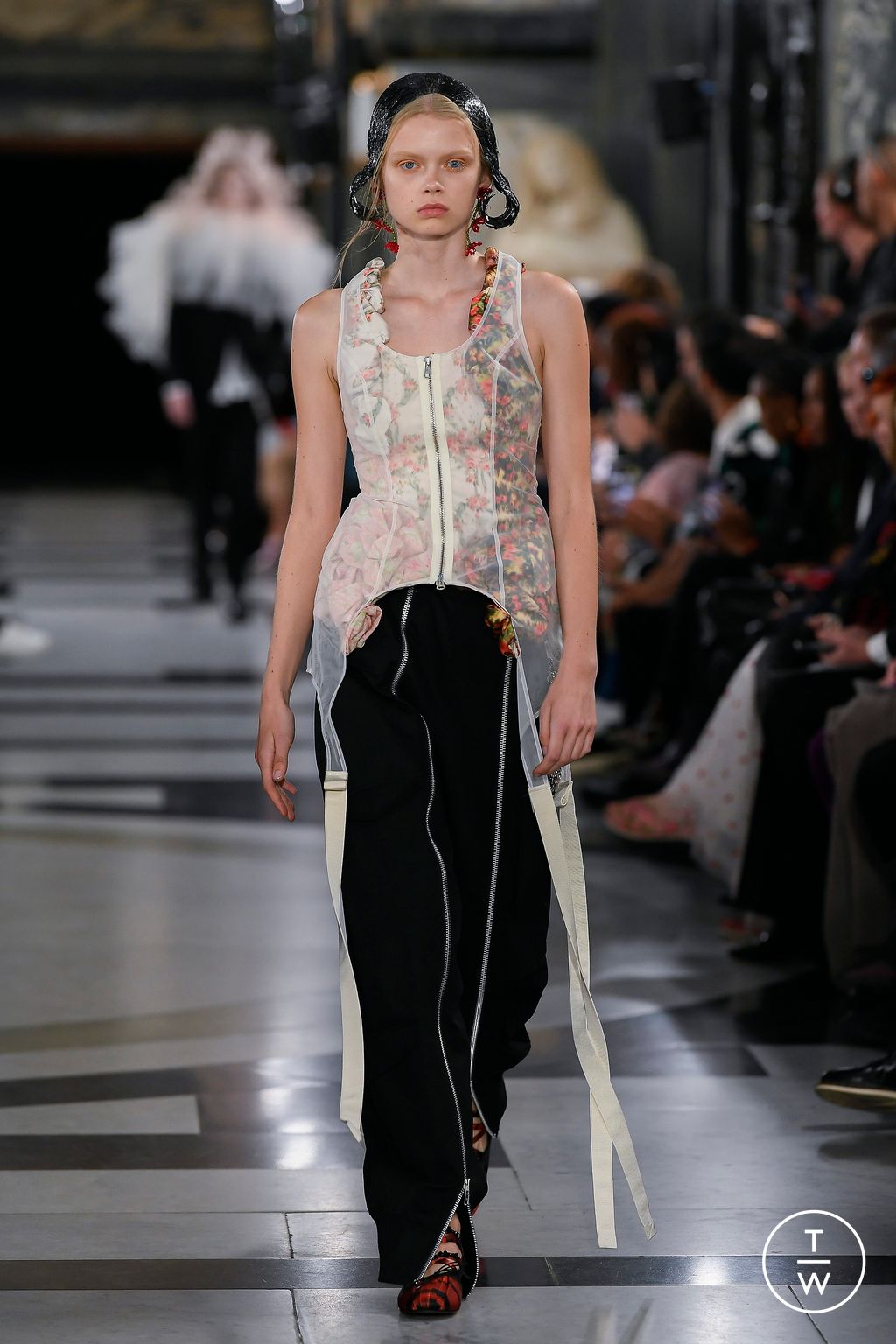 Fashion Week London Spring/Summer 2023 look 24 from the Simone Rocha collection womenswear