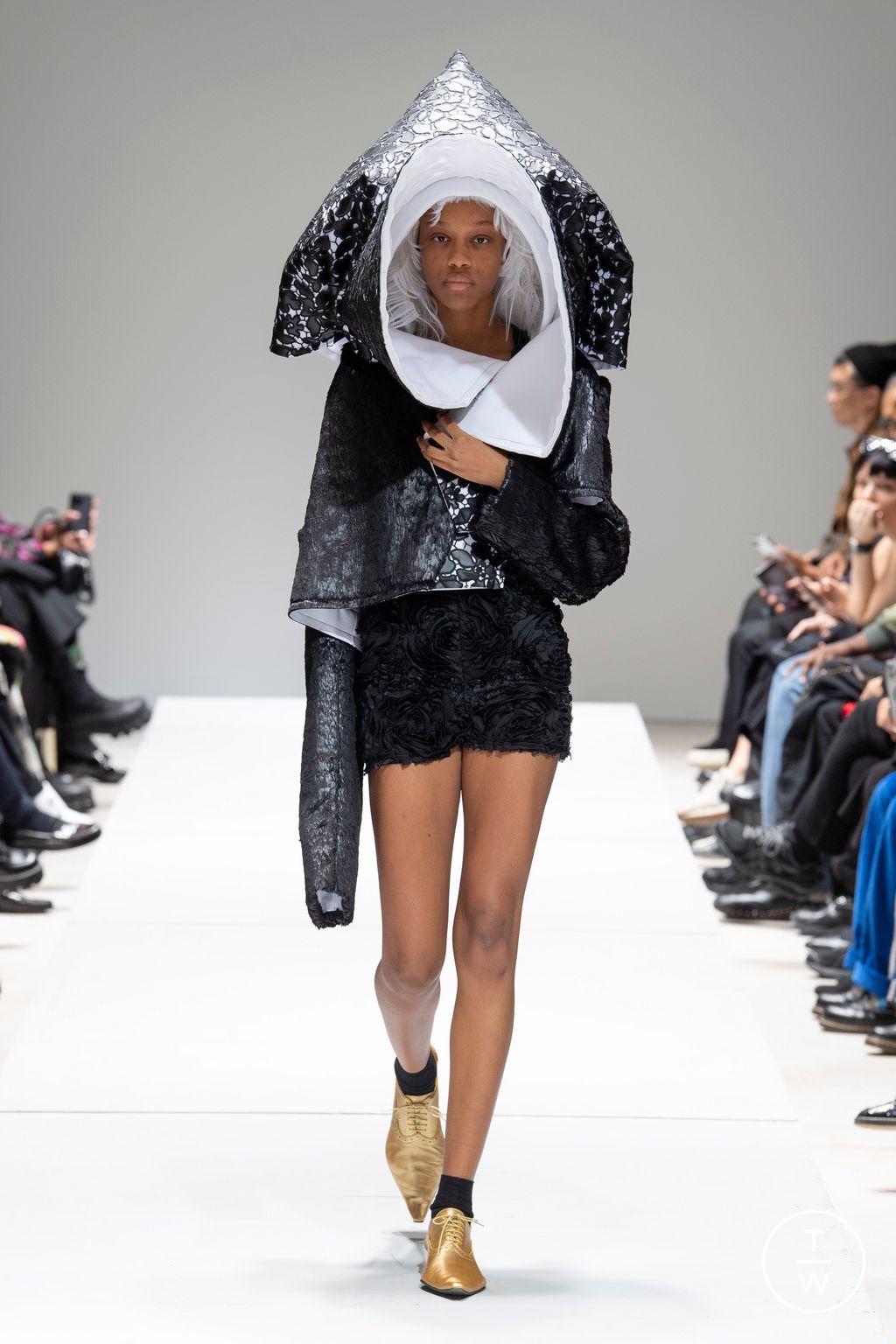 Fashion Week Paris Spring/Summer 2023 look 11 de la collection Comme des Garçons womenswear