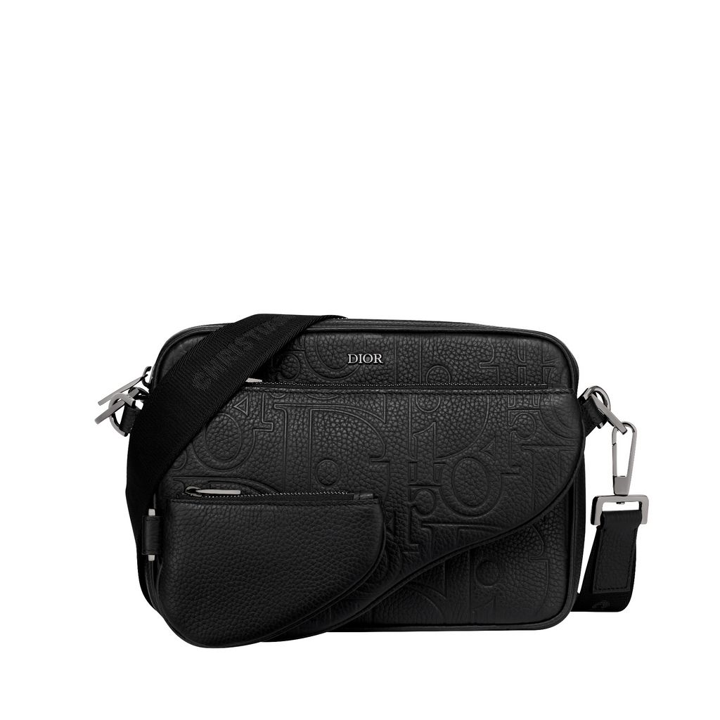 Fashion Week Paris Fall/Winter 2024 look 22 from the Dior Homme collection menswear accessories