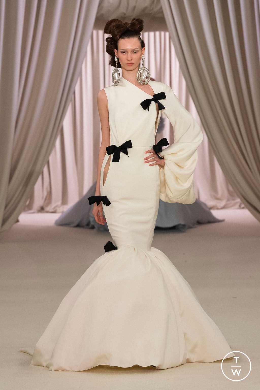 Fashion Week Paris Spring/Summer 2023 look 30 from the Giambattista Valli collection couture