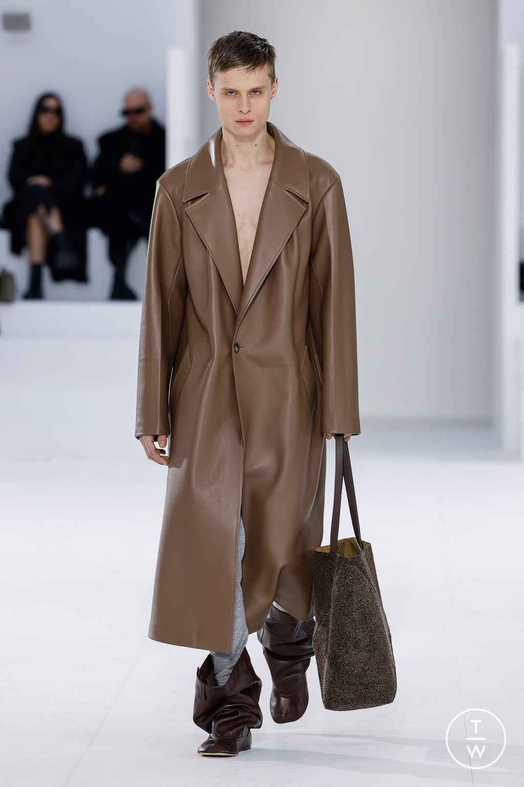 Fashion Week Paris Fall/Winter 2023 look 40 from the Loewe collection menswear