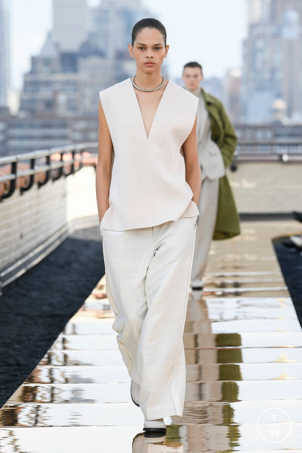 Fashion Week New York Fall/Winter 2022 look 24 de la collection Cos womenswear