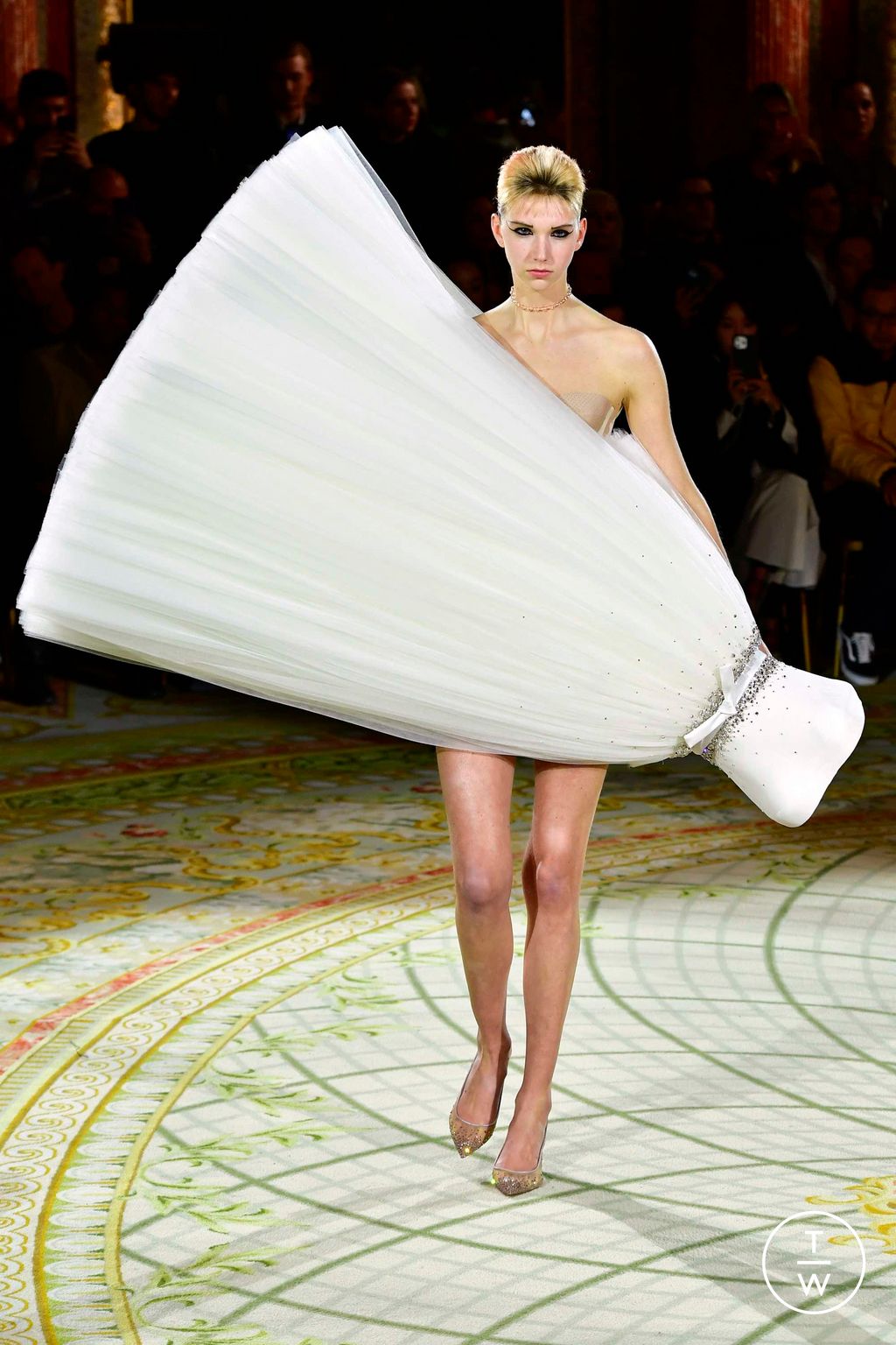 Fashion Week Paris Spring/Summer 2023 look 18 from the Viktor & Rolf collection 高级定制
