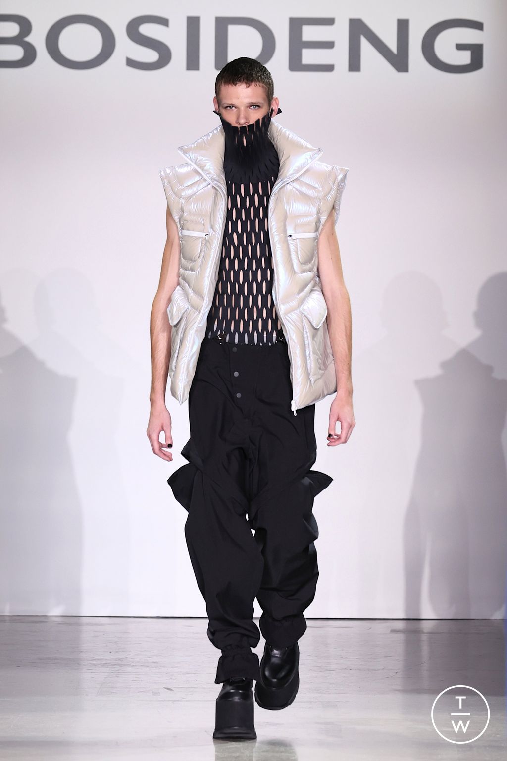 Fashion Week New York Spring/Summer 2023 look 37 from the Bosideng collection 女装
