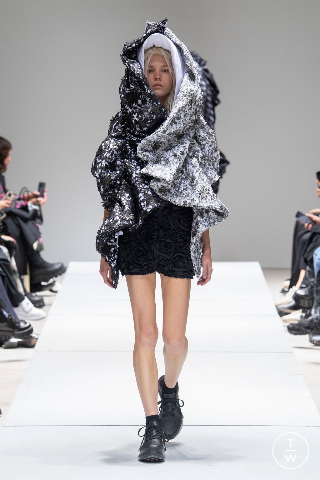 Fashion Week Paris Spring/Summer 2023 look 3 de la collection Comme des Garçons womenswear