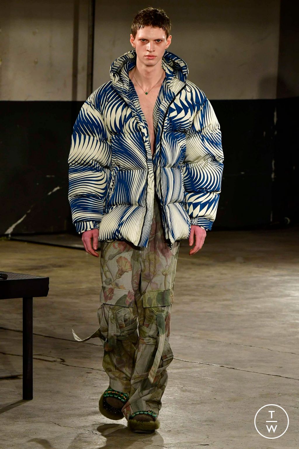 Fashion Week Paris Fall/Winter 2023 look 38 from the Dries Van Noten collection 男装