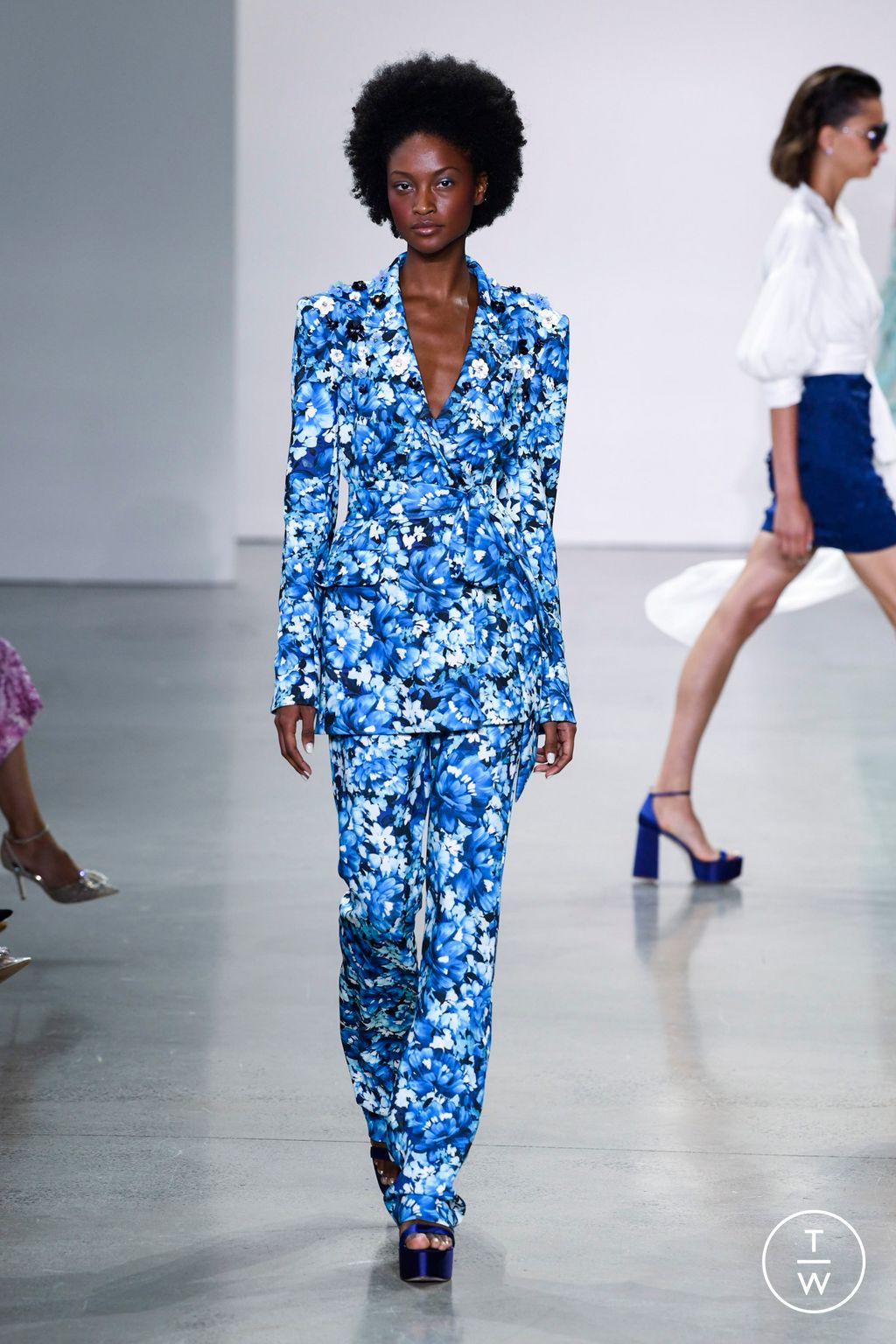 Fashion Week New York Spring/Summer 2023 look 29 from the Badgley Mischka collection womenswear