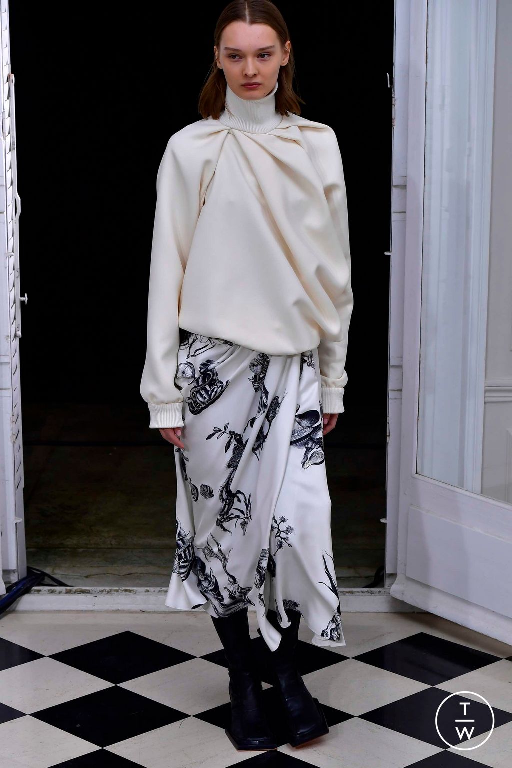 Fashion Week Paris Spring/Summer 2023 look 31 from the Maison Rabih Kayrouz collection couture
