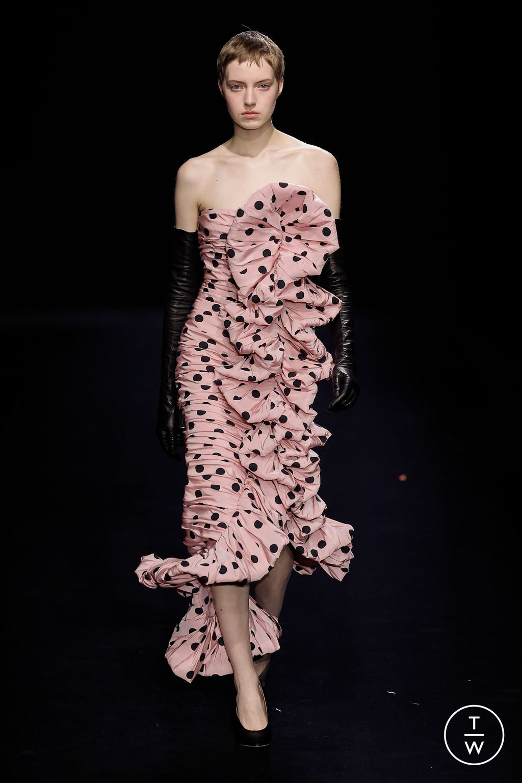 Fashion Week Paris Spring/Summer 2023 look 22 from the Valentino collection couture