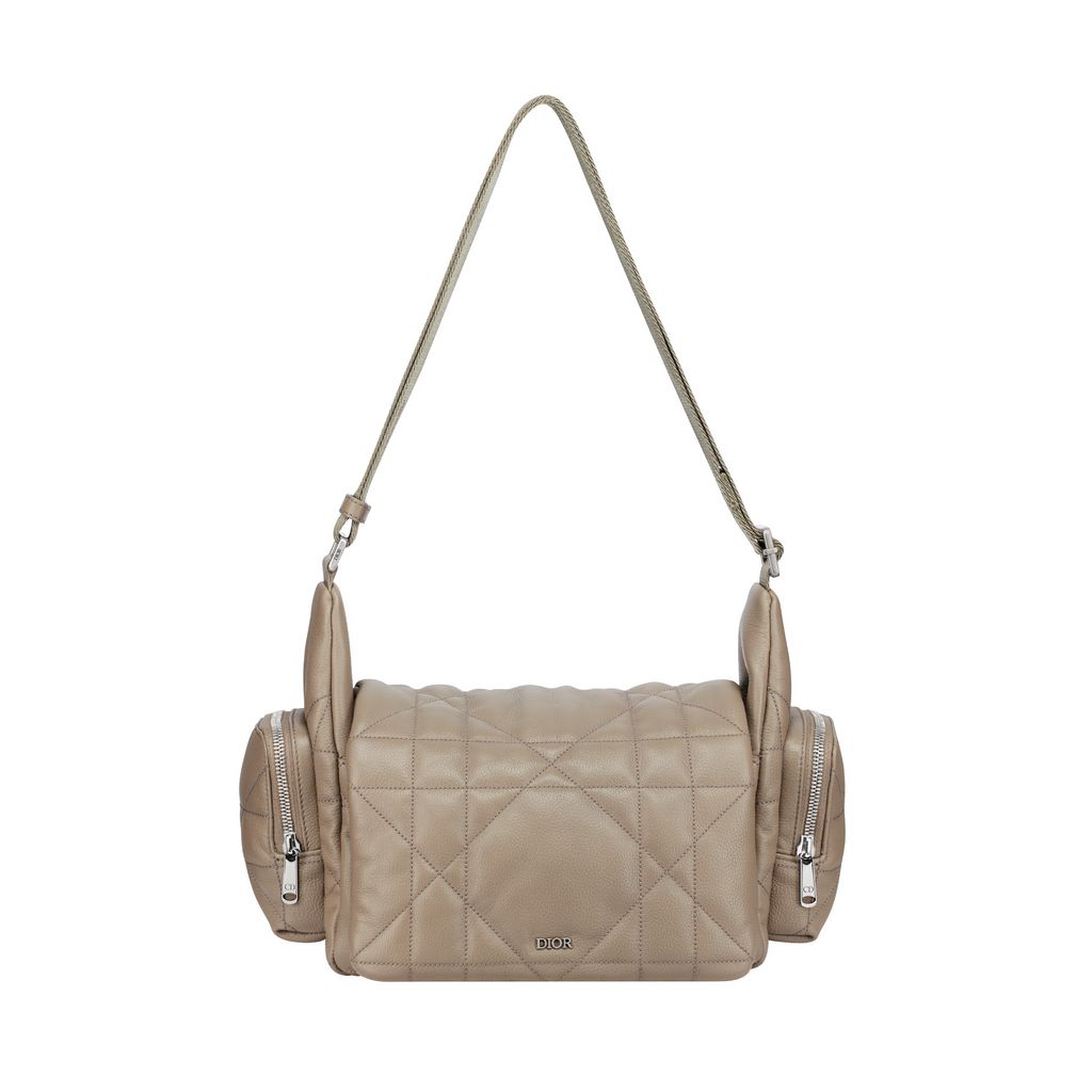 Fashion Week Paris Fall/Winter 2024 look 27 from the Dior Homme collection menswear accessories