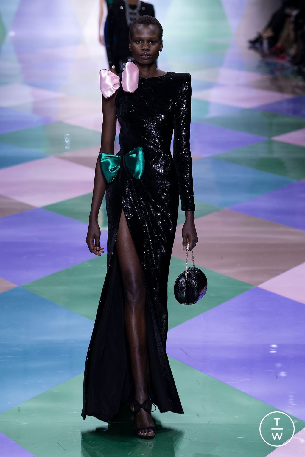 Fashion Week Paris Spring/Summer 2023 look 36 from the Giorgio Armani Privé collection 高级定制
