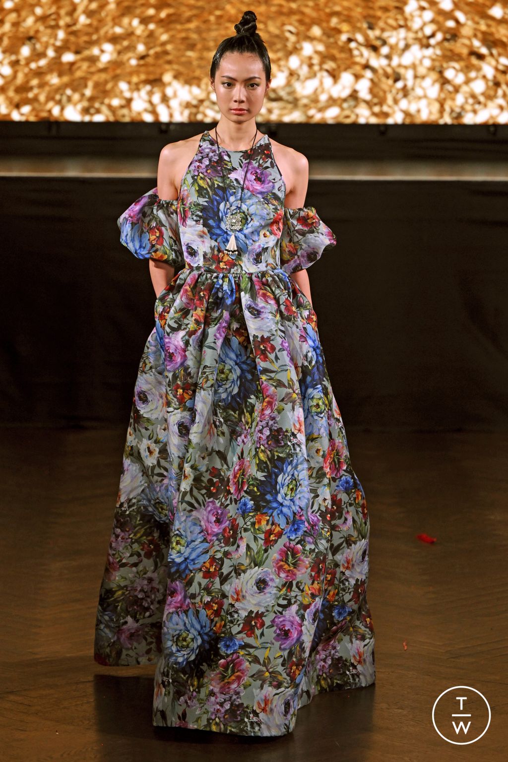 Fashion Week New York Spring/Summer 2023 look 29 from the Naeem Khan collection 女装