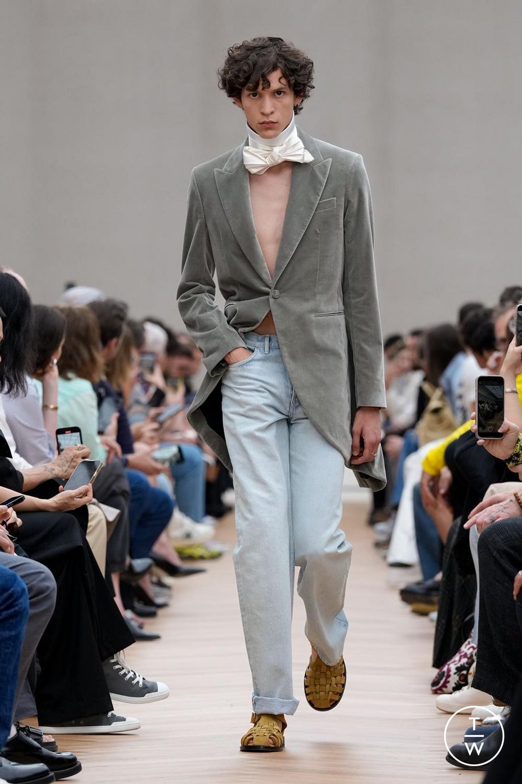 Fashion Week Paris Spring/Summer 2026 look 2 from the Dior Homme collection menswear