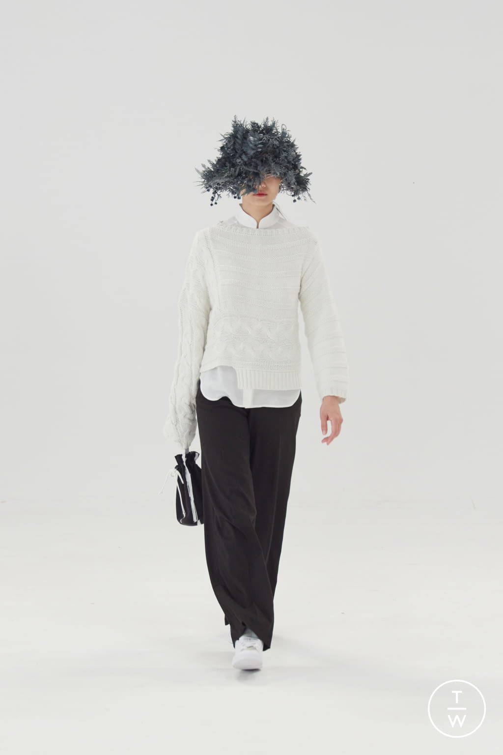 Fashion Week London Fall/Winter 2021 look 2 de la collection APUJAN womenswear