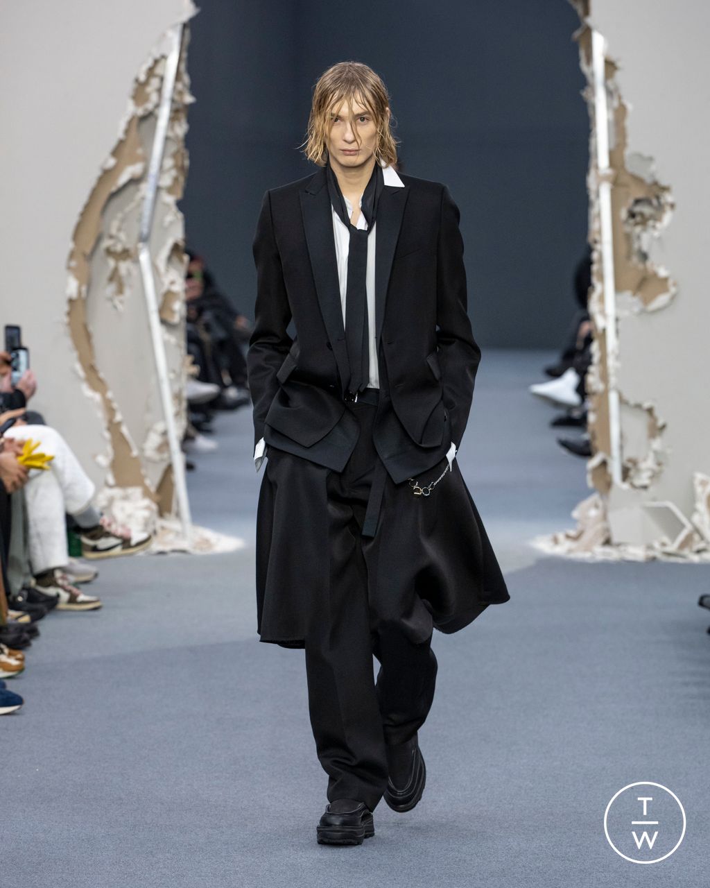 Fashion Week Paris Fall/Winter 2026 look 2 from the Sacai collection 男装