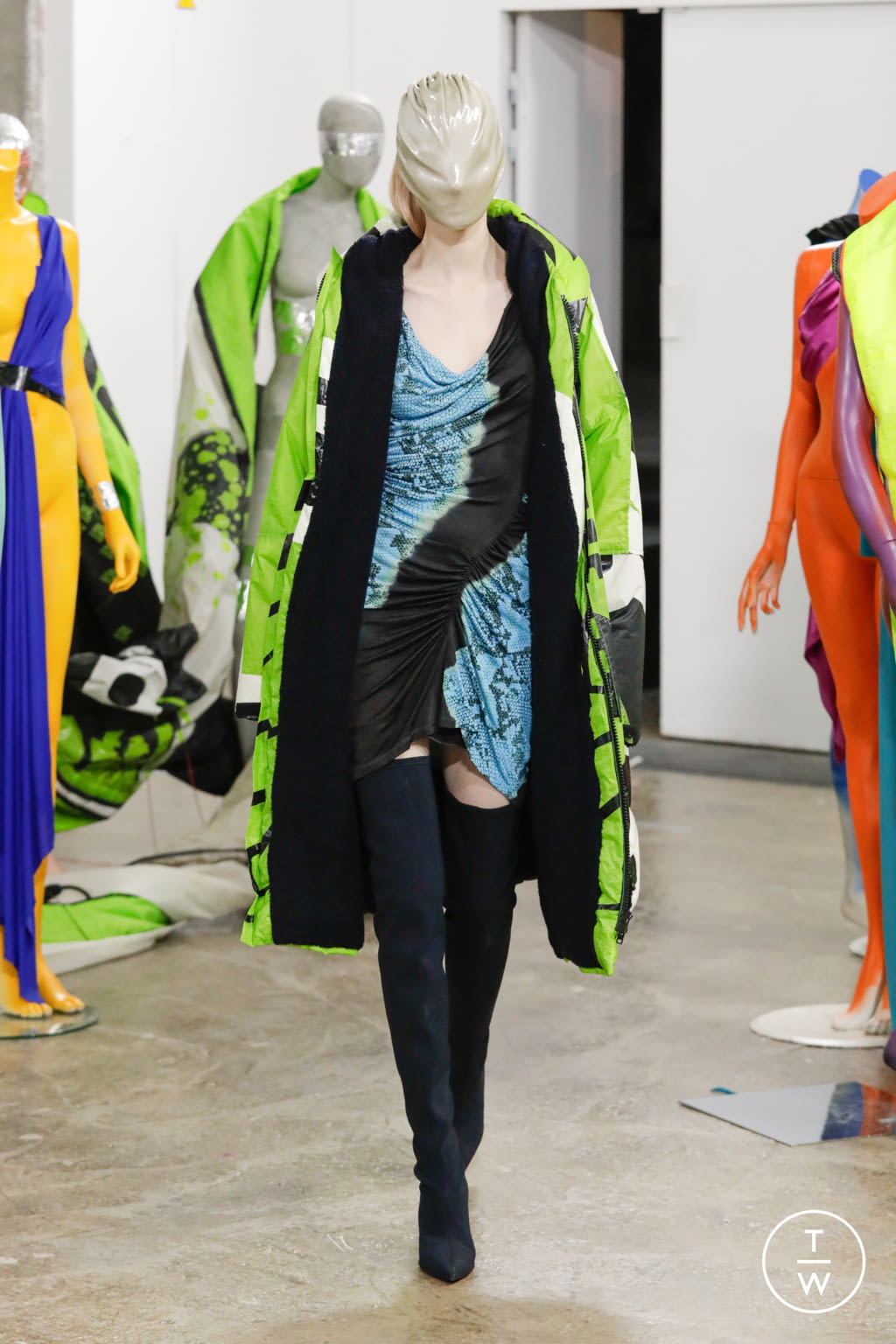 Fashion Week Paris Fall/Winter 2022 look 20 from the Atlein collection womenswear