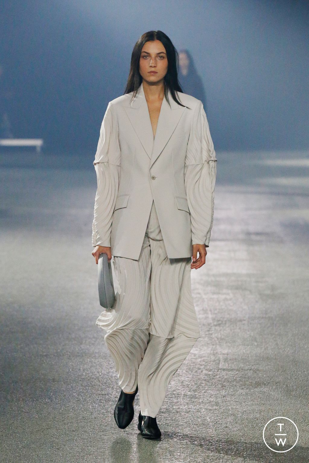 Fashion Week Paris Spring/Summer 2023 look 20 from the Issey Miyake collection womenswear