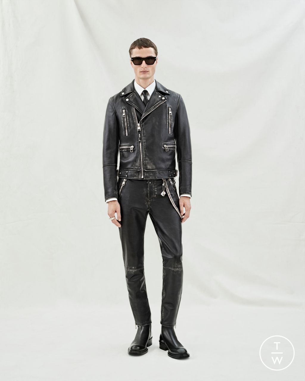 Fashion Week Paris Resort 2024 look 17 from the Alexander McQueen collection 男装