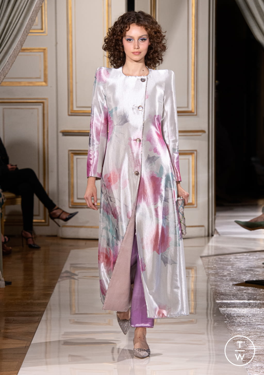 Fashion Week Paris Fall/Winter 2021 look 20 from the Giorgio Armani Privé collection 高级定制