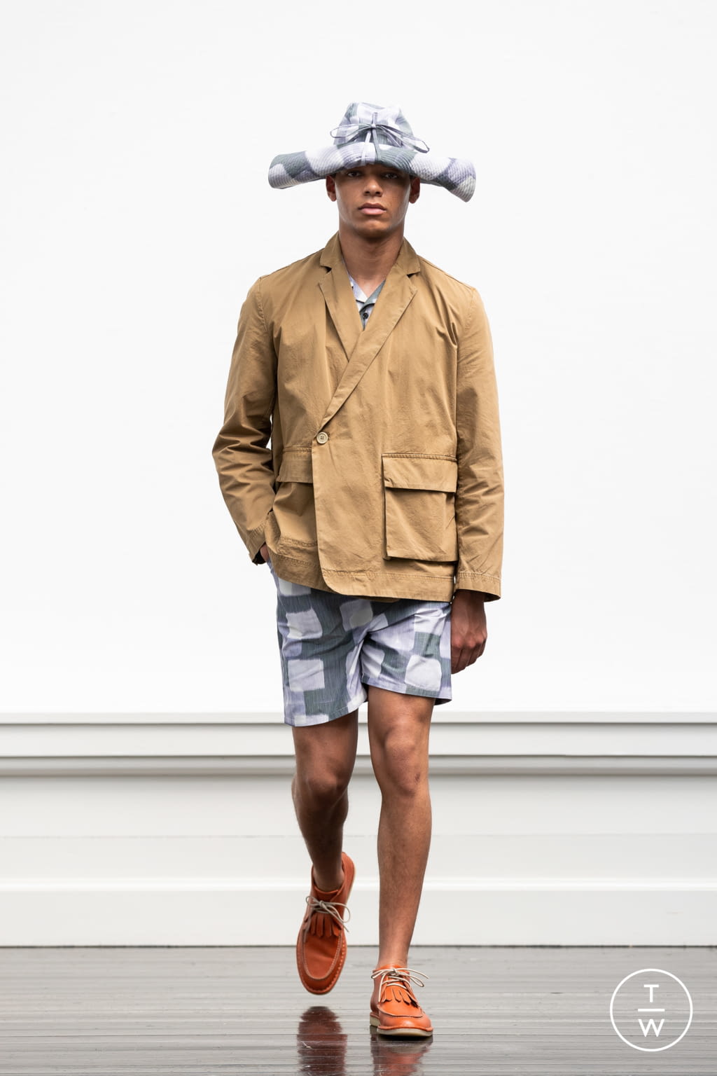 Fashion Week Paris Spring/Summer 2022 look 20 de la collection Henrik Vibskov menswear