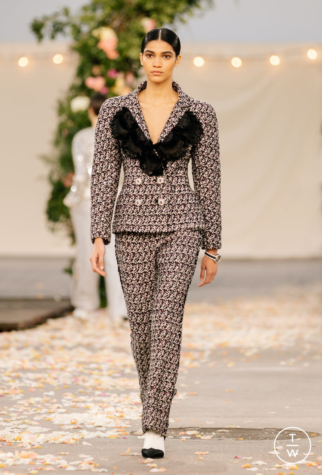 Fashion Week Paris Spring/Summer 2021 look 20 from the Chanel collection couture