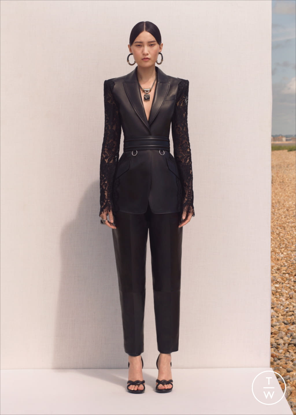 Fashion Week Paris Resort 2020 look 7 from the Alexander McQueen collection 女装